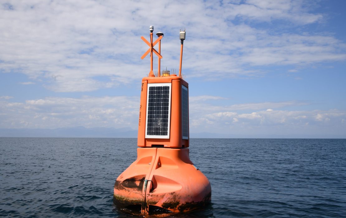 Floating platforms equipped with sensors measure meteorological and hydrological parameters over bodies of water, offering insights into weather patterns. Photo: UNDP Malawi Floating platforms equipped with sensors measure meteorological and hydrological parameters over bodies of water, offering insights into weather patterns.