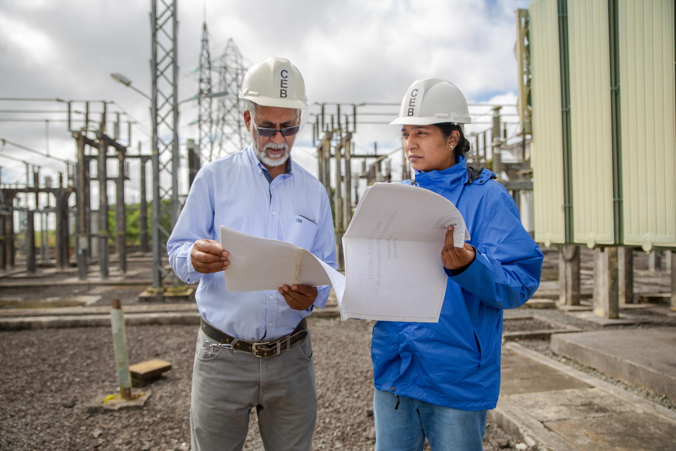 Foto: Stéphane Bellerose/PNUD en Mauricio y Seychelles Ingenieros en una central energética en con sistema de almacenamiento de energía en batería