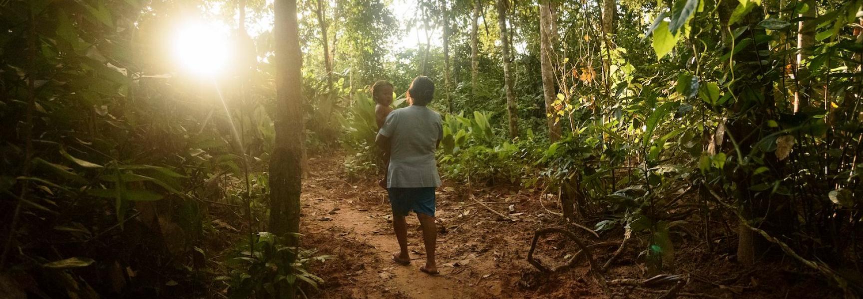 Une personne marchant en tenant un enfant en Bolivie